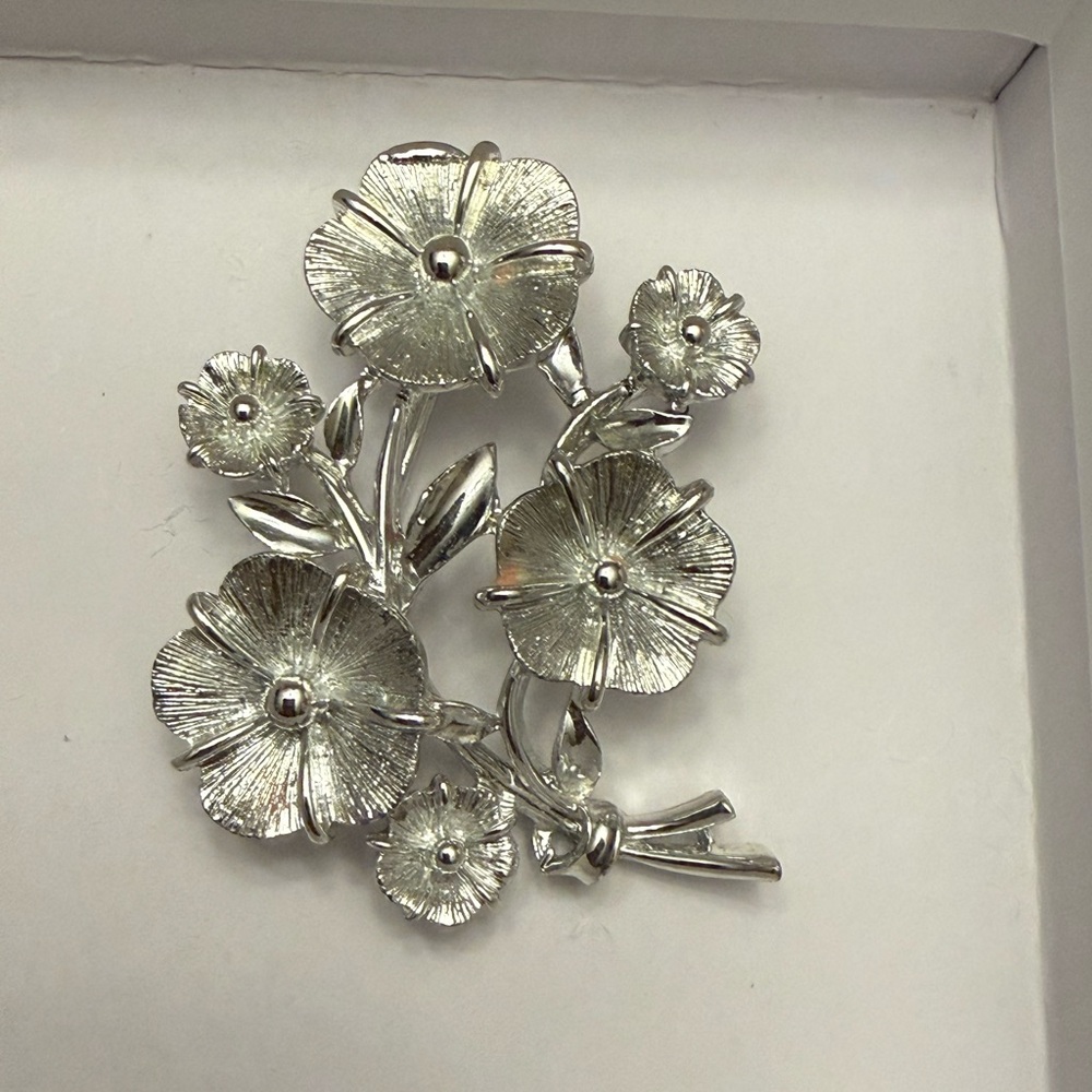 EUC Vintage Lisner silver-tone pansy flower Gorgeous brooch